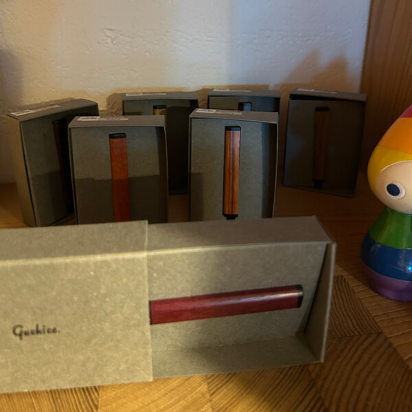 木製ネクタイピンの画像